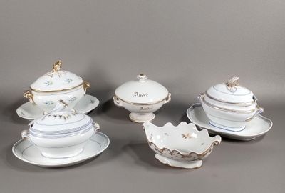 cinq assiettes en porcelaine et un bol sur la table