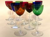 de nombreux verres à vin alignés en rang sur la table
