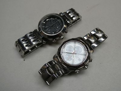 Lot de 2 montres d’homme chronographes, mouvement quartz :