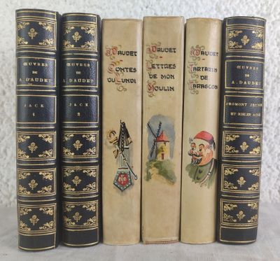 quatre livres sont alignés sur une table