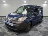 la photo d'une camionnette bleue garée dans un garage