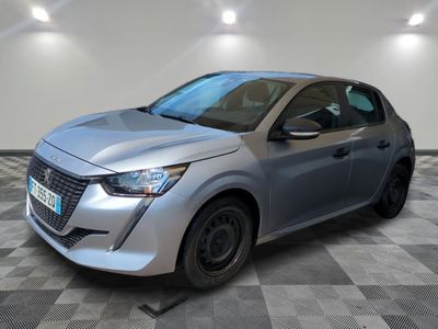 la voiture argentée est garée sur un sol en damier dans le garage
