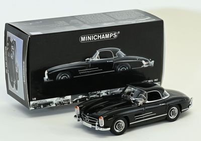 une maquette de voiture noire devant une boîte