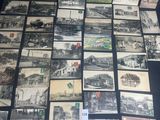 une vieille photo montrant une pile de vieilles cartes postales posées sur une table