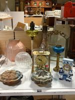 Lampes à pétrole, petite vitrine (accidents), deux pendules,…