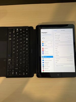 deux ordinateurs portables posés l'un à côté de l'autre sur une table