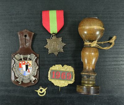 un grand nombre d'objets posés sur une table