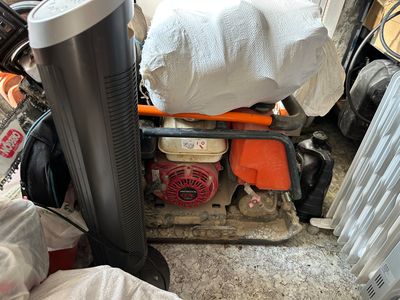 une image d'un tas de ferraille dans un garage