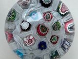 une photo d'une boule en verre ornée de nombreux motifs différents