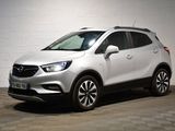Le SUV Buick blanc est garé dans un garage.