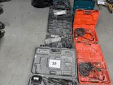 un grand nombre d'outils posés sur le sol