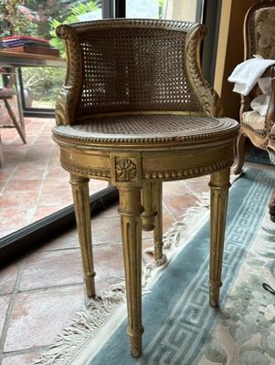 une chaise posée sur une table dans le salon