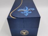 boîte-cadeau bleue ornée d'un ruban doré et d'un oiseau bleu