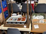 de nombreuses boîtes de nourriture et de boissons sur la table