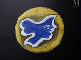 peinture représentant un oiseau bleu sur un cercle jaune, sur fond noir