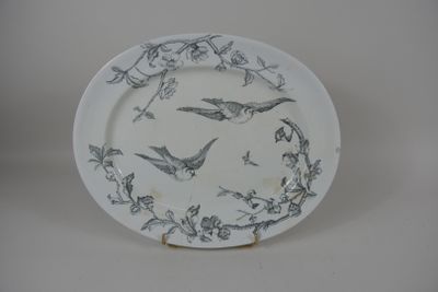 Grand plat en faïence à décor de martinets et de branchages …