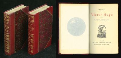 deux vieux livres posés l'un à côté de l'autre sur une surface noire