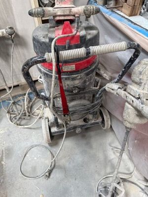 un aspirateur posé sur le sol de la pièce