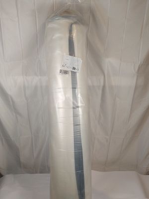 un tube en plastique contenant un couteau, posé sur une surface blanche