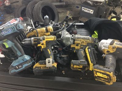 un grand nombre d'outils qui se trouvent dans une boîte
