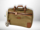 un sac en papier brun muni d'une poignée brune posé sur une surface blanche