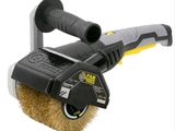 un gros plan d'une brosse à laquelle est attaché un cordon
