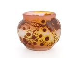 un vase en verre avec un motif sur une surface blanche