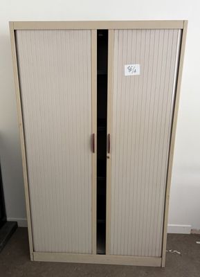 deux portes ouvertes dans un coin d'une pièce