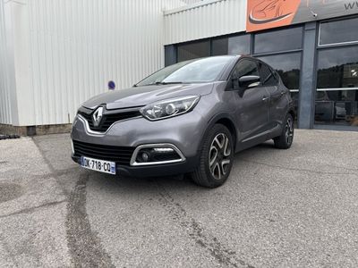 une voiture grise garée devant un bâtiment