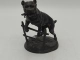 figurine représentant un chien perché sur une branche d'arbre, avec un nœud