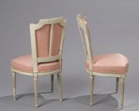 Deux chaises de chambre de style Louis XVI recouvertes de ti… (photo 2)