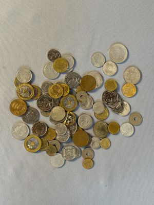 une pile de pièces de monnaie posée sur une surface blanche