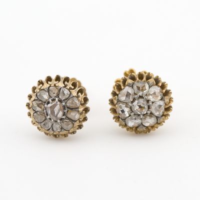 une image d'une paire de boucles d'oreilles en or et diamants