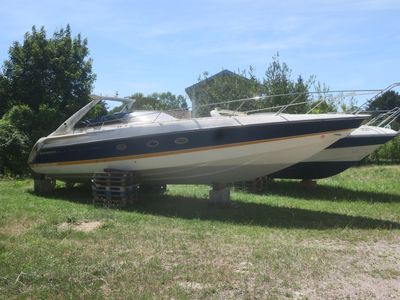 un bateau garé sur l'herbe dans le jardin