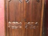 l'image d'une armoire en bois surmontée d'un miroir