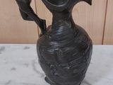 un vase noir posé sur une table en marbre