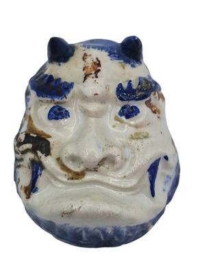un masque en céramique bleu et blanc représentant un chat