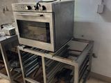 deux fours posés sur un support dans la cuisine