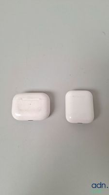 deux AirPods d'Apple posés l'un à côté de l'autre sur une table