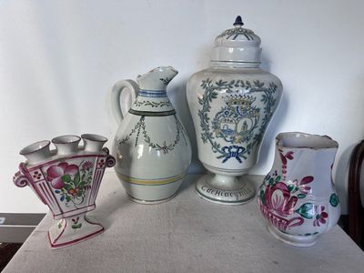 trois vases posés sur une table l'un à côté de l'autre