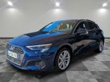une Audi break bleue garée sur un sol en carrelage à damier