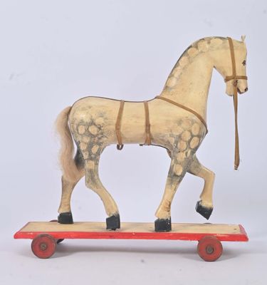un cheval en peluche posé sur un skateboard