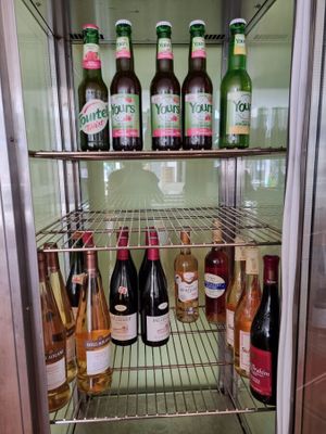 un réfrigérateur rempli de bouteilles d'alcool et de bouteilles de vin
