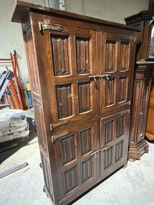 un grand meuble en bois surmonté d'une horloge