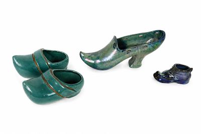 une paire de chaussures vertes et une paire de chaussures bleues
