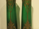 deux vases verts ornés de motifs dorés