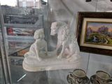 une statue représentant un chien et un enfant, exposée dans une vitrine