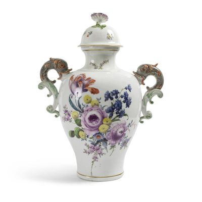 un vase blanc orné d'un motif floral