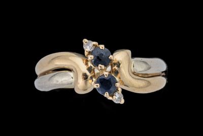 une image montrant un gros plan d'une bague en or sertie d'un saphir