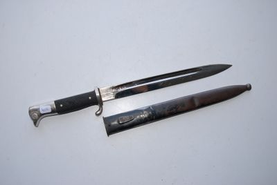 un couteau et un porte-couteau sur une table
